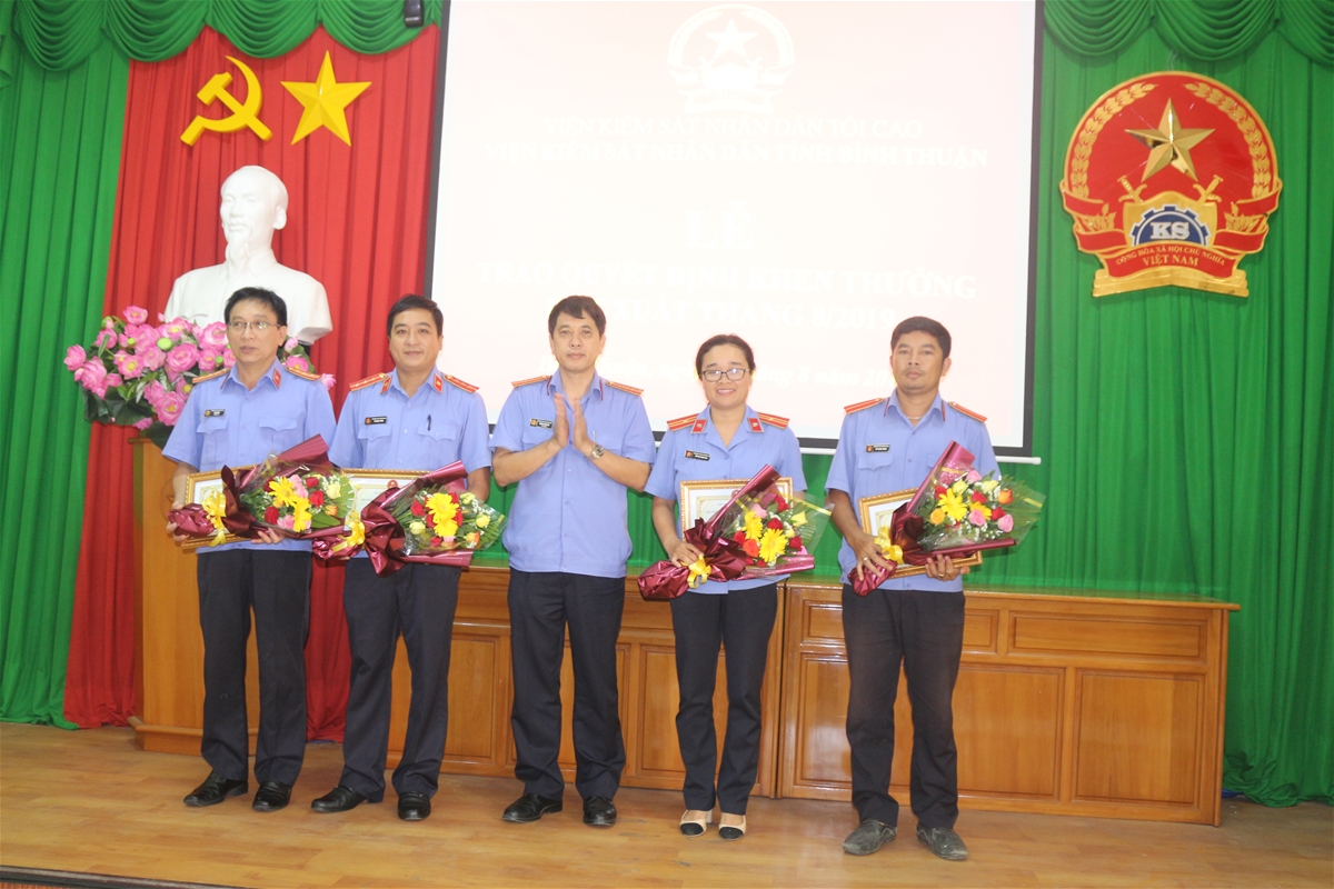 Viện kiểm sát nhân dân tỉnh Bình Thuận: Tổ chức lễ trao quyết định khen thưởng đột xuất tháng 8/2019